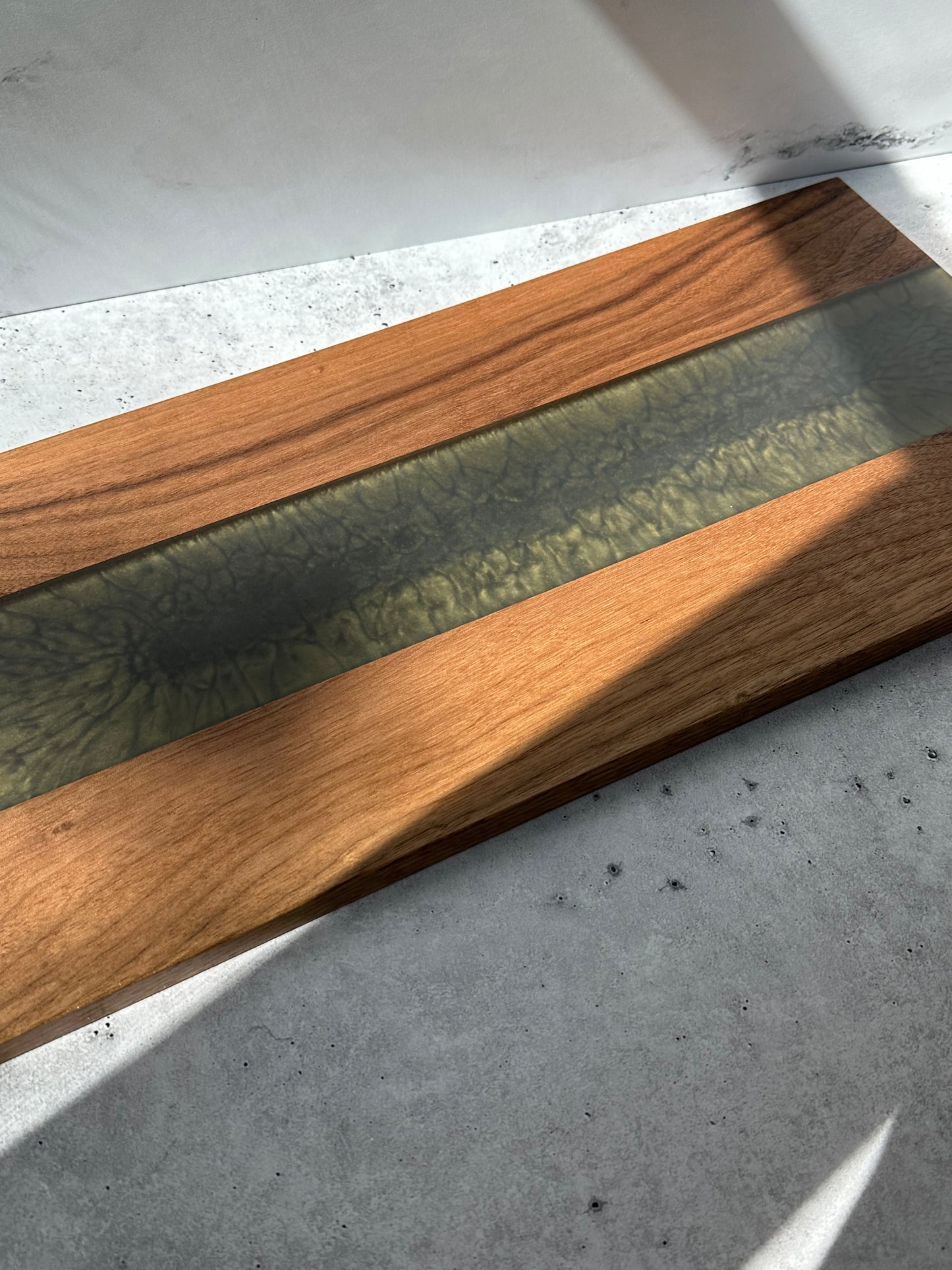 Serenity Forest serving platter (Limited edition) - Walnut and resin