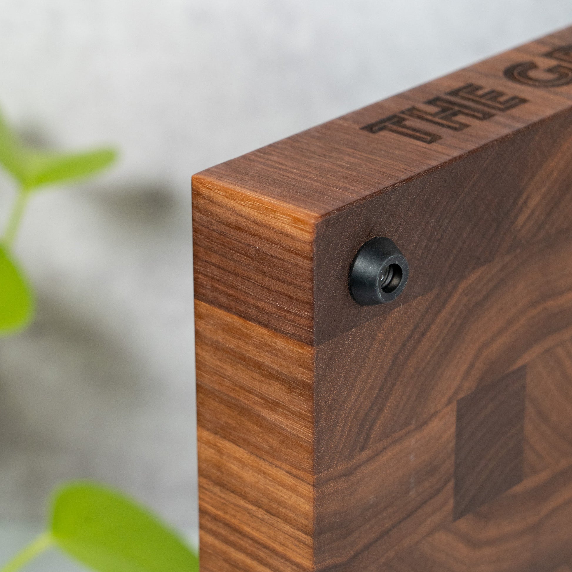 Walnut wood cutting board, square walnut cutting board, cutting board with pre-installed rubber legs