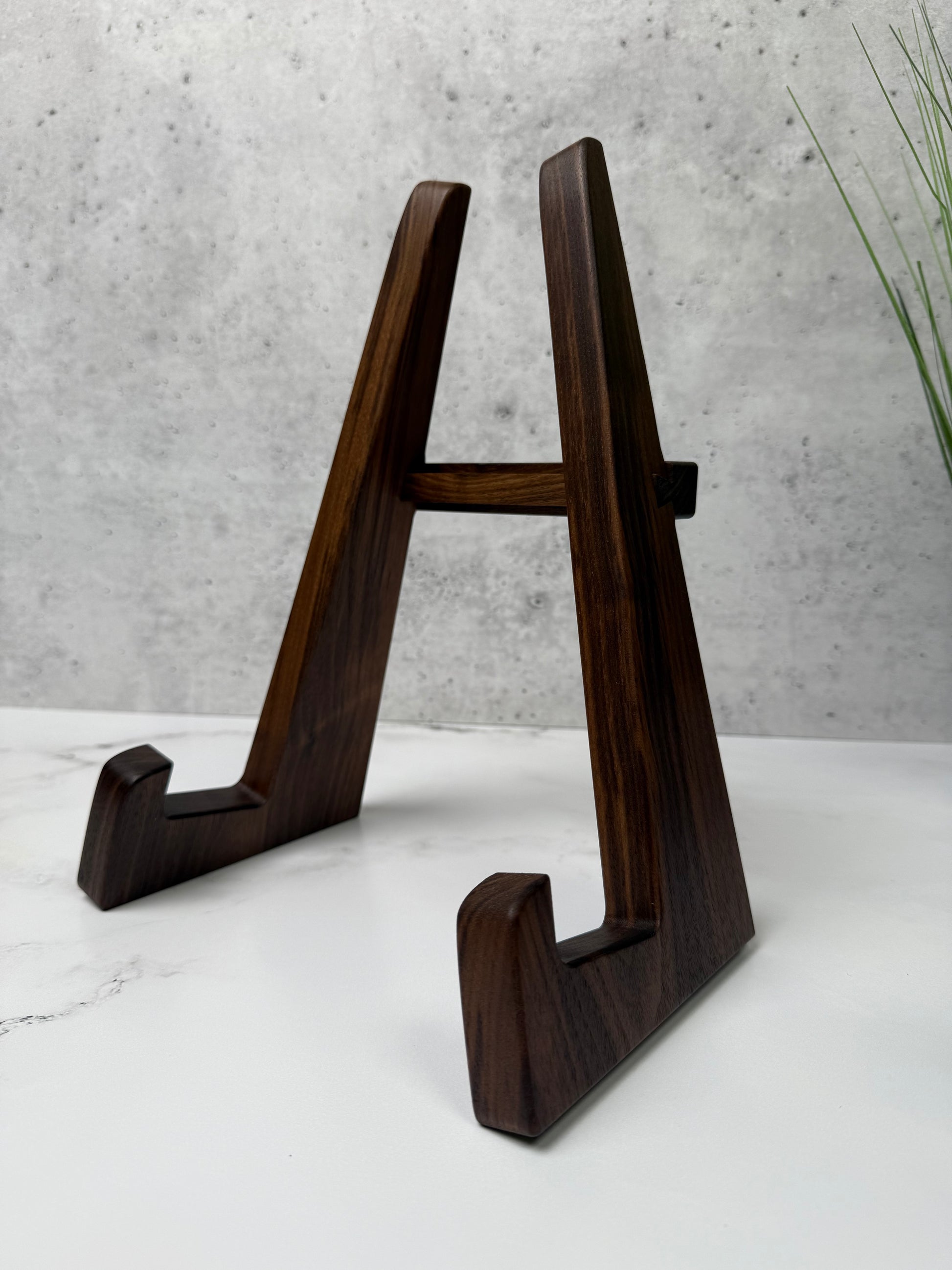 Walnut cutting board stand with adjustable width and very easy assembly in two steps, vertical cutting board holder for boards up to 2 inches thick